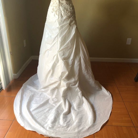 Ivory David’s bridal wedding gown 👰🏻 - Picture 2 of 8